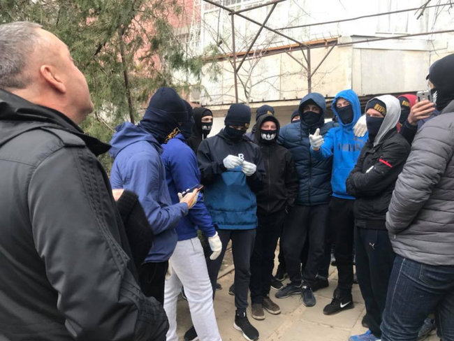 Активисты Нацкорпуса в Херсоне забросали яйцами соратника Медведчука 01