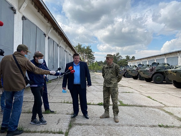 Киевский бронетанковый завод передал военным 9 отремонтированных БТР-80 01