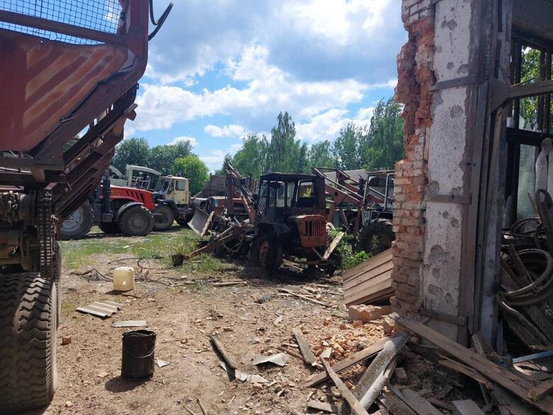 Обстрел Черниговщины. Разрушено хранилище с зерном и повреждена техника аграриев, - ГПСУ 04