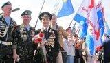 Донецк отметил День Победы: десантники растоптали флаг ОУН-УПА. ФОТОрепортаж