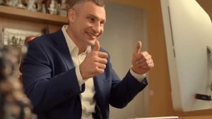 Кличко і Шварценеґґер привітали киян із днем міста. ВIДЕО