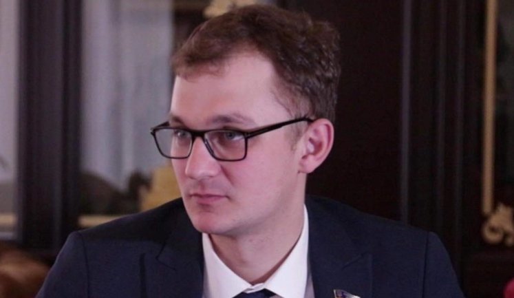 "Пить из запечатанной бутылки, чай заваривается при тебе, 100% безопасность": "Слуге народа" Брагару рассказывали, как избежать отравления. ФОТО