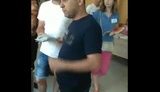 "Що ви витворяєте? Зовсім озвіріли?" Люди кандидата Требушкіна вкинули в урну пачку бюлетенів на Донеччині. ВIДЕО