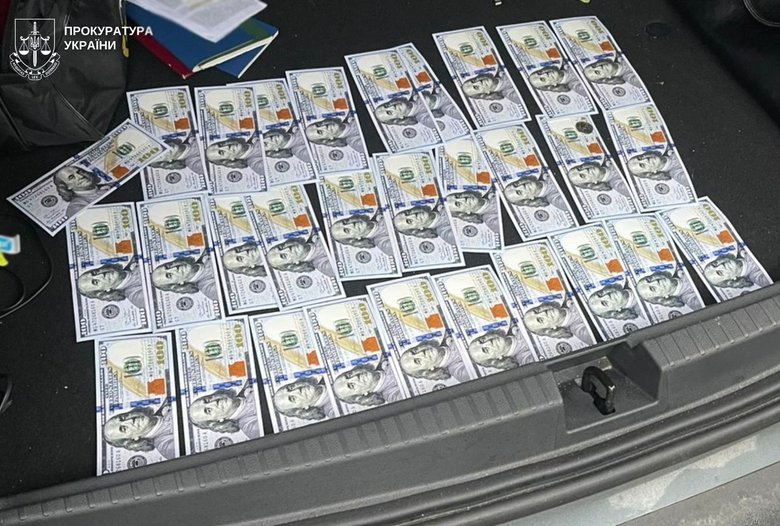 У Львові ексдоцент за $10 тисяч обіцяв оформити виїзд за кордон