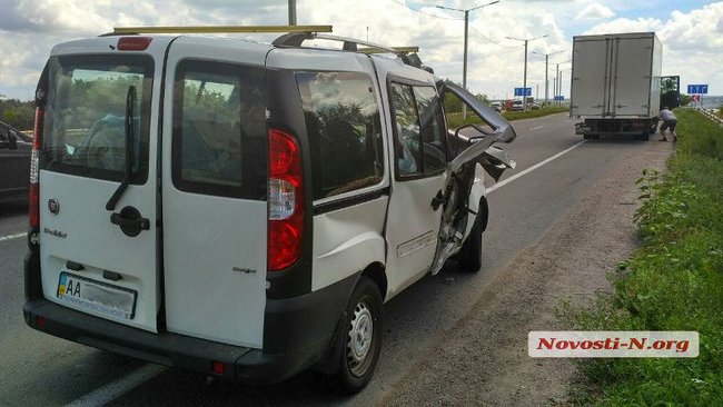 Легковик влетів у попутну вантажівку під Миколаєвом - постраждали діти 04