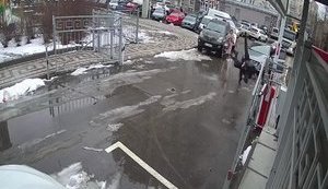 В Киеве жестоко избили мужчину, сделавшего замечание за неправильную парковку. В нападающем опознан сын председателя спортивного комитета Минобразования Стеценко. ВИДЕО