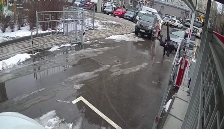 В Киеве жестоко избили мужчину, сделавшего замечание за неправильную парковку. В нападающем опознан сын председателя спортивного комитета Минобразования Стеценко. ВИДЕО