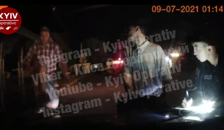 Скакал по полицейскому автомобилю, разбил стекло и погнул капот: пьяный устроил дебош в Фастове. ВИДЕО