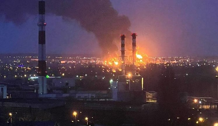 Момент удара и взрыва нефтебазы в российском Белгороде. ВИДЕО