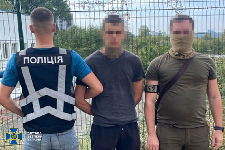 У Києві затримали п'ятьох молодиків за підпали автівок військових
