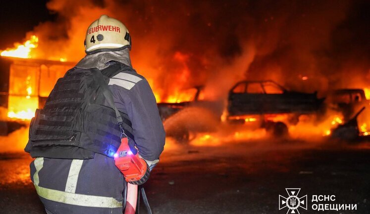 Night attack on Odesa: one person killed, garages damaged, cars destroyed. VIDEO+PHOTOS