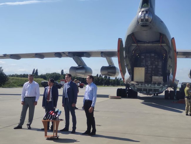 Plane carrying humanitarian cargo from China arrives in Ukraine 02