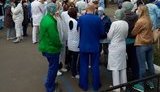 Медперсонал лікарні №8 у Києві вийшов на протест: хворих на COVID-19 приймають, але доплати не отримують. ФОТОрепортаж