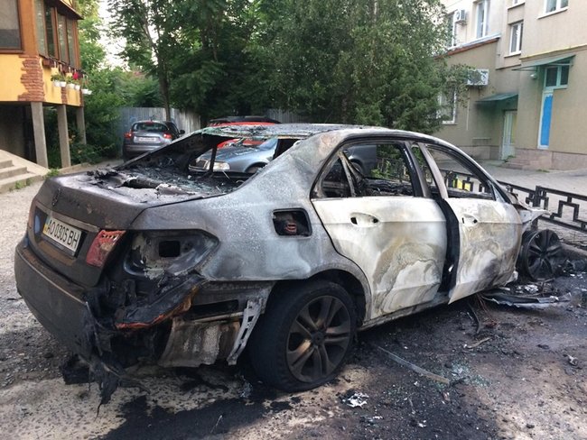 Невідомі спалили автомобіль колишнього віцемера Ужгорода Цапа 01 Невідомі спалили автомобіль колишнього віцемера Ужгорода Цапа 01