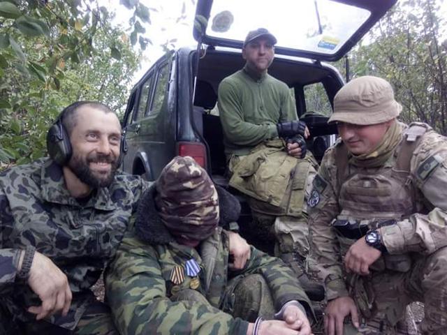 Командир окремого взводу розвідки 54 ОБР Руслан Пустовойт (Павук): Я поклав під себе 8 ворожих автоматів, сам повз по полю, а попереду мене стадо з 8 полонених, і я, як пастух, гнав їх уперед 03 Командир окремого взводу розвідки 54 ОБР Руслан Пустовойт (Павук): Я поклав під себе 8 ворожих автоматів, сам повз по полю, а попереду мене стадо з 8 полонених, і я, як пастух, гнав їх уперед 03