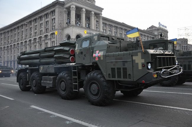 Від Точки-У до Джавелінів: вражаючі кадри 250 одиниць бойової техніки на Хрещатику 41
