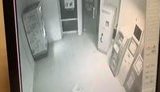 У Харкові поліція затримала двох злочинців, які підірвали сьогодні вночі банкомат і викрали майже 2 млн гривень. ВІДЕО камер спостереження