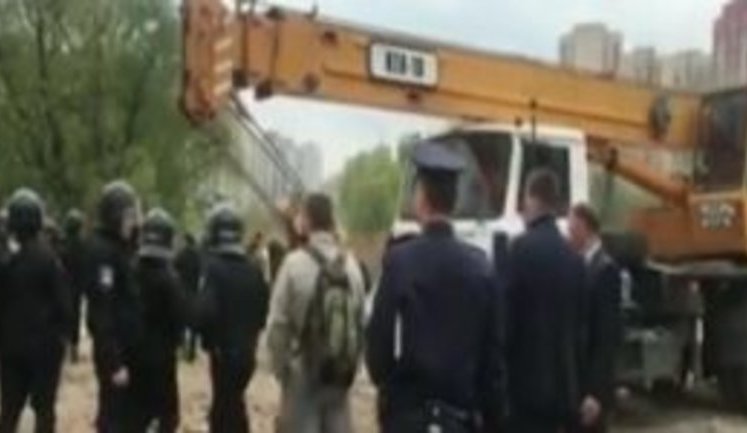 Attack repulsed, 'titushkas' ran away, covered by police, - Avtomaidan on conflict near Kyiv's lake. VIDEO