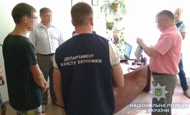 Керівника коледжу в Шепетівці затримано на хабарі 9 тис. гривень 02