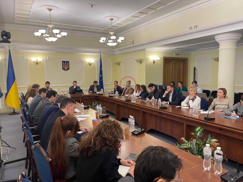 Радниця посольства США Кетрін Крофт під час засідання "круглого столу", 9 лютого 2023 року