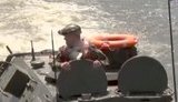 "Поймал леща": в лицо главе Минобороны Молдовы Пынзарю прыгнула рыба. ВИДЕО