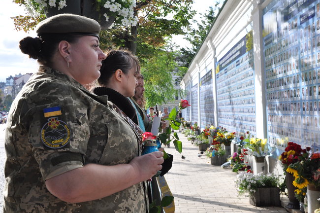 Память павших за Украину почтили на Михайловской площади 01