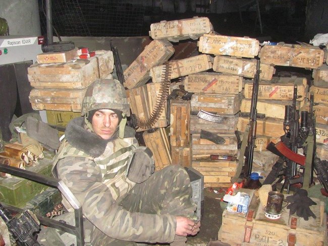 Воїн 80-ї бригади ЗСУ Віталій Пясецький: У підвалі ДАПу під нами були заблоковані кадировці, які кричали: Ей, хахол, виході. Я тєбя рєзать буду 04