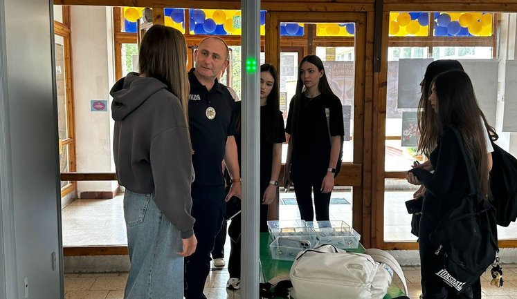 В 15 лицеях Прикарпатья установили арочные металлодетекторы: на входе будут дежурить полицейские. ФОТО