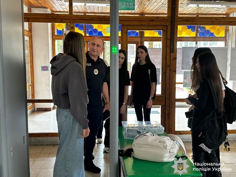 В 15 лицеях Ивано-Франковской области установили стационарные металлодетекторы