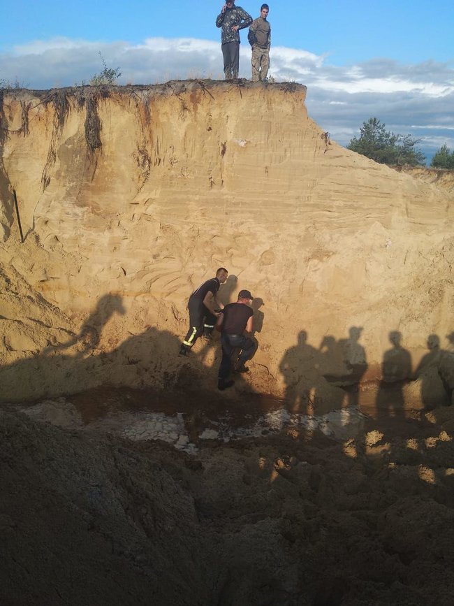 Зсув піску в карєрі на Рівненщині: рятувальники знайшли тіло другої дитини 01