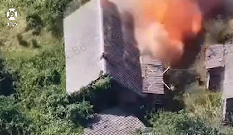 Пограничные дронщики поразили 13 укрытий оккупантов на Южно-Слобожанском направлении. ВИДЕО