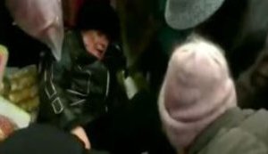 "Люди, остановитесь! Вы что, совсем озверели!?", - киевляне устроили давку в супермаркете из-за дешевых яиц. ВИДЕО