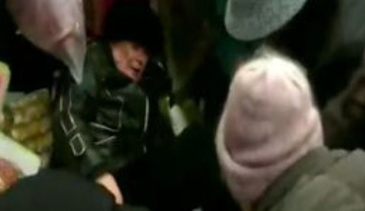 "Люди, остановитесь! Вы что, совсем озверели!?", - киевляне устроили давку в супермаркете из-за дешевых яиц. ВИДЕО