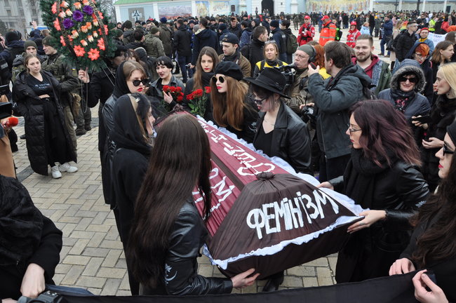 Марш за права женщин прошел в центре Киева 40