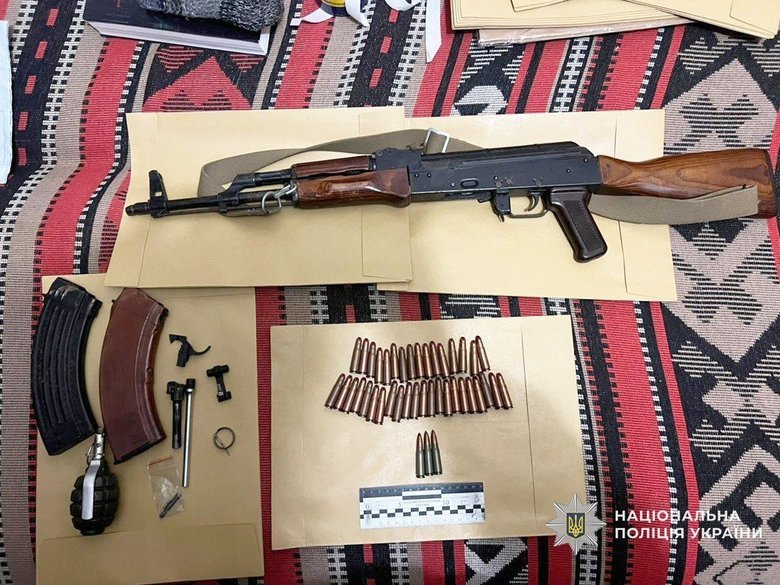 Поліція затримала двох зловмисників, які вдерлися до будинку ветерана ЗСУ та заволоділи його коштами