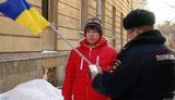 Акція, присвячена річниці подій на Майдані, відбулася біля генконсульства України в Санкт-Петербурзі. ФОТО