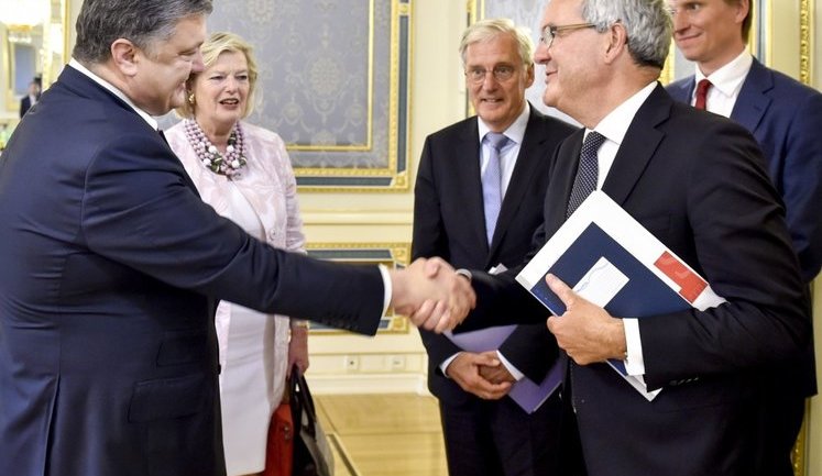Poroshenko urged Dutch senators to ratify EU-Ukraine Association Agreement. PHOTOS