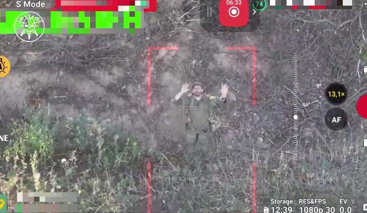 Спраглий окупант благає на колінах про воду та здається у полон бійцям Сил оборони. ВIДЕО