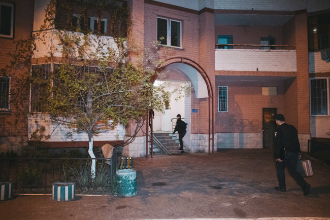 У київській квартирі чоловік підірвався, погрожуючи співмешканці гранатою 04 У київській квартирі чоловік підірвався, погрожуючи співмешканці гранатою 04