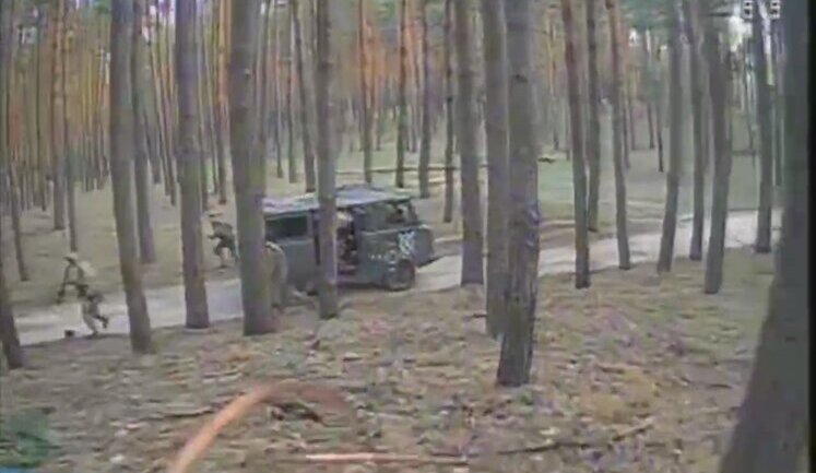 Дрон на оптоволокні з уламковим боєприпасом нищить російську "буханку", з якої вискакують росіяни. ВIДЕО
