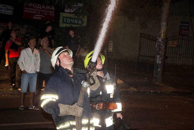 Летняя площадка пиццерии Pizza Veterano сгорела ночью в Днепре 05