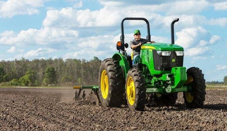 Уряд дозволив водіям керувати сільгосптехнікою на місцевих дорогах без посвідчення тракториста