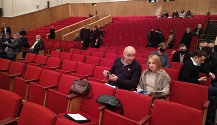 Чернігівська облрада знову не змогла зібратися на сесію через відсутність кворуму. ФОТОрепортаж