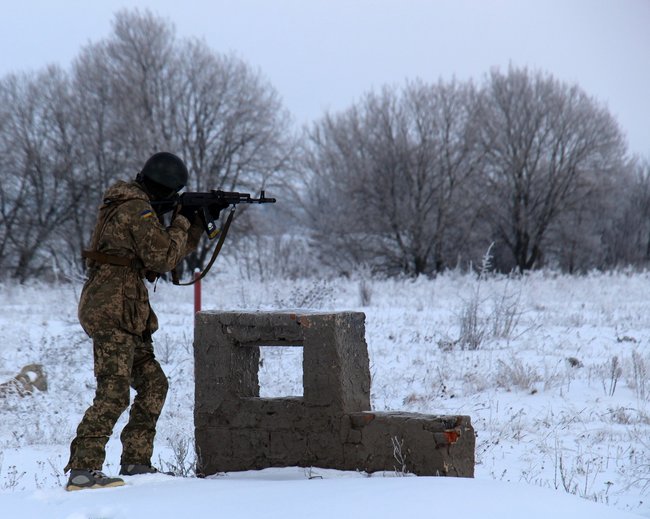 British instructors train 72nd Brigade soldiers under Orbital program 10