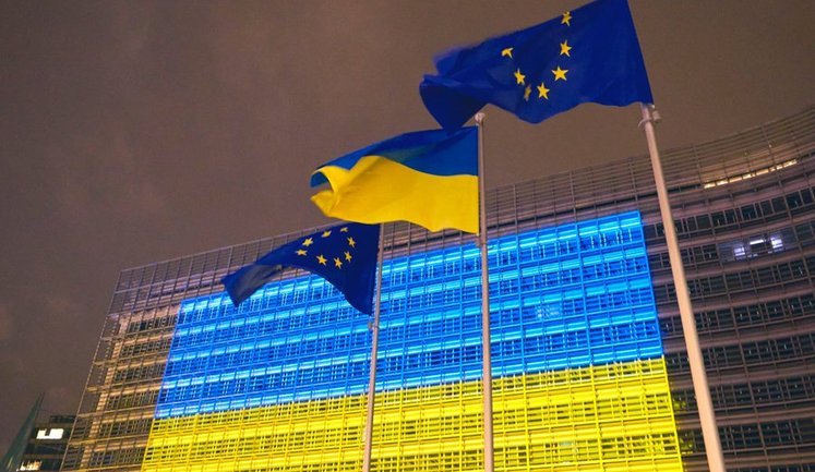 Здания евроинститутов в Брюсселе подсветили цветами флага Украины.