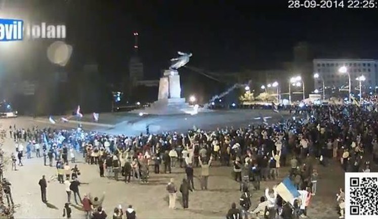 Protesters Tear Down Lenin Statue in Kharkiv. PHOTO + VIDEO
