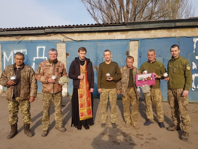 Московські найманці обстріляли нас, тому після обіду ми вже тримали в руках автомати: як українські воїни святкували Великдень на фронті 07