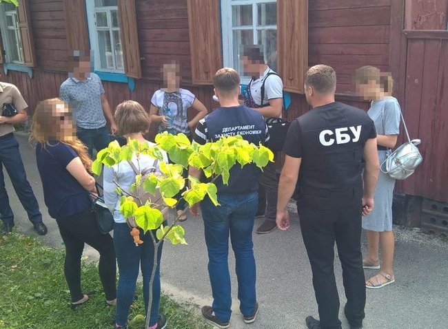 Співробітниця військкомату на Чернігівщині налагодила злочинну схему зняття з військового обліку, її затримано під час одержання $200, - СБУ 02