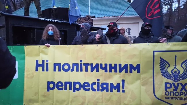 В Феофании, где лечится Зеленский, активисты провели акцию с фаерами и асфальтом 03 В Феофании, где лечится Зеленский, активисты провели акцию с фаерами и асфальтом 03