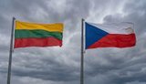У Литві та Чехії біля оборонних компаній з’явилися траурні вінки з фото керівників: підозрюють провокацію РФ